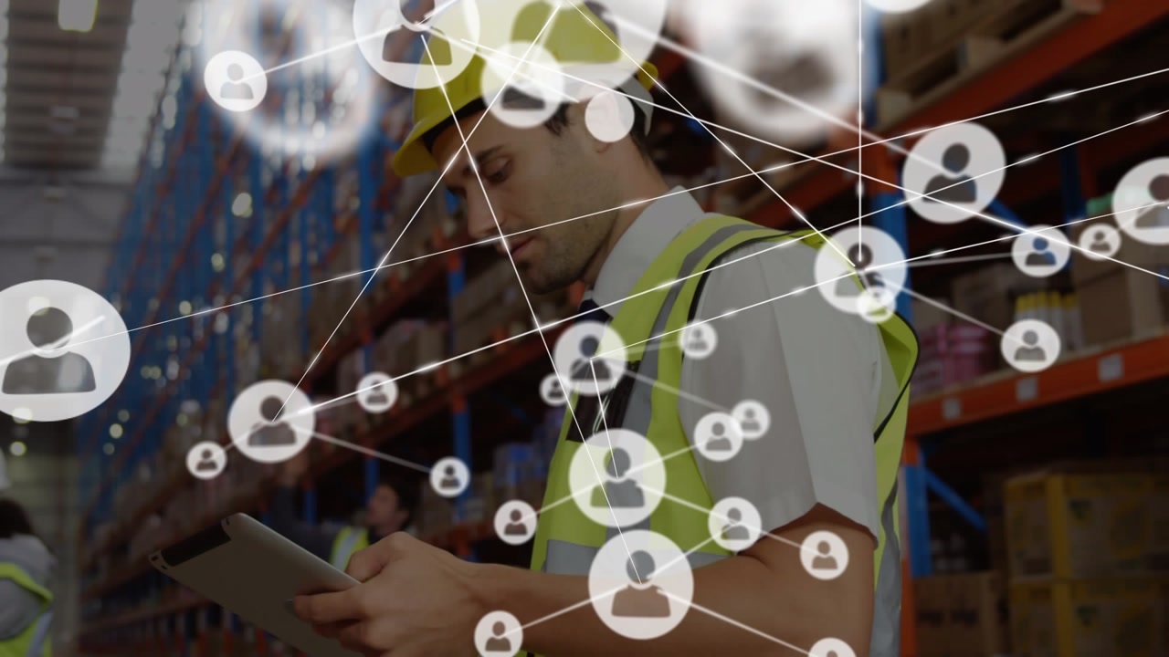 Animazione di una rete di connessioni con icone sovrapposte a diversi lavoratori in magazzino.
