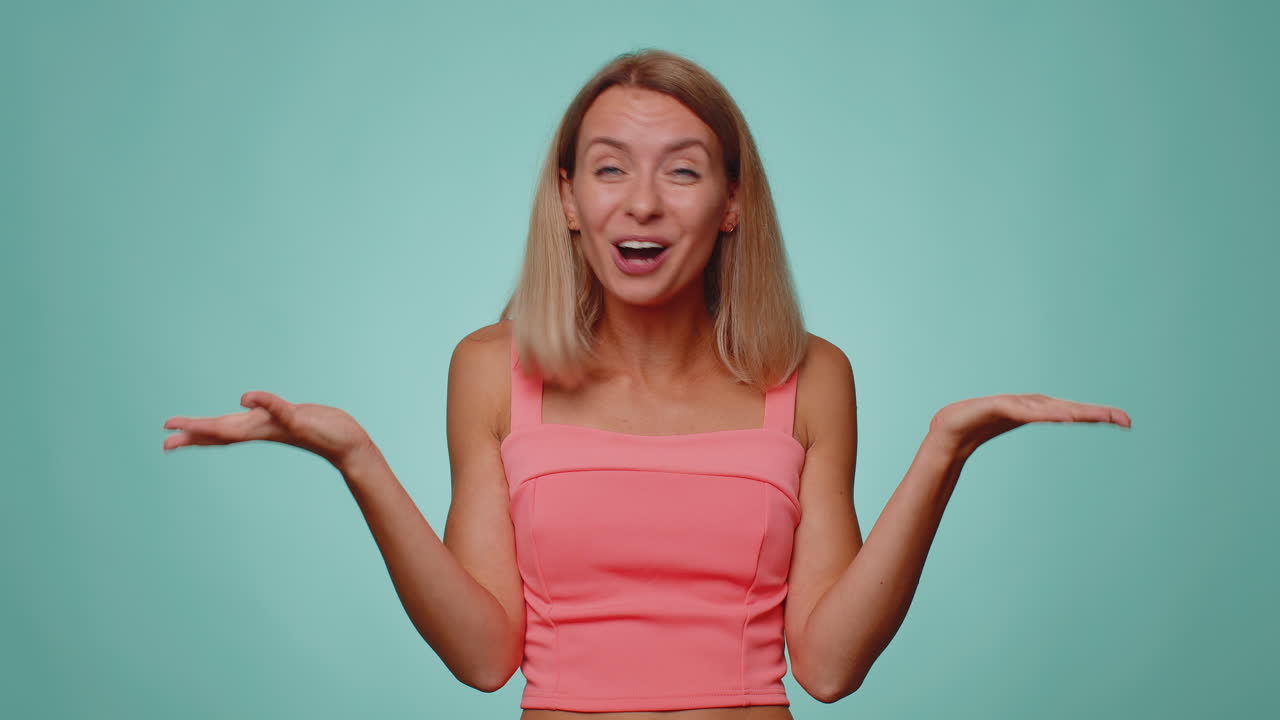 mujer asombrada emocionada sorpresa mirando a la cámara con grandes ojos, conmocionada por la repentina victoria wow emoción
