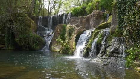 salt de can batlle cascada montaña río pura naturaleza verde vegetación selva paz