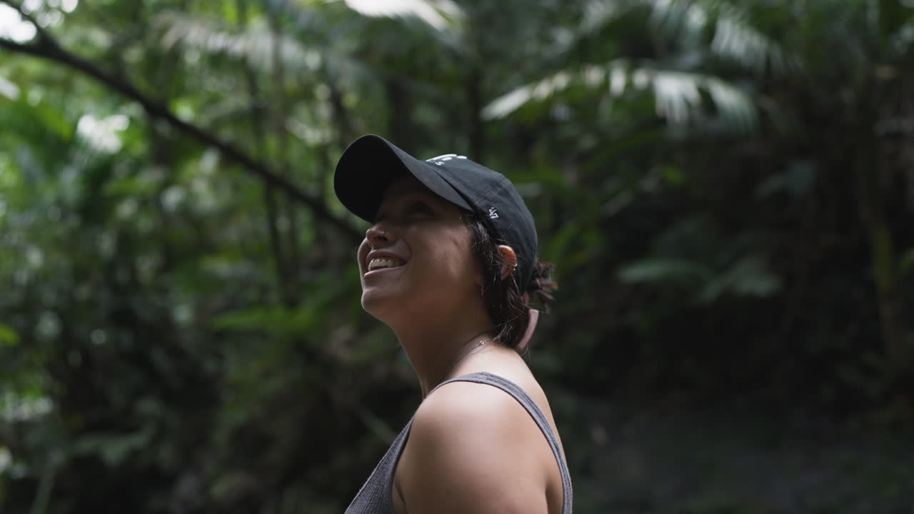 fotografía en cámara lenta de una mujer sonriendo en una jungla puertorriqueña