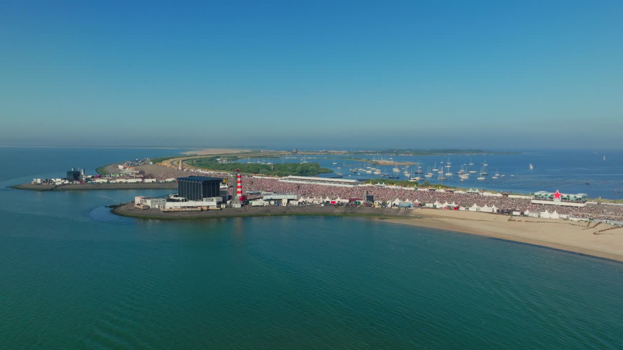 브루버스담 에서 열리는 네덜란드 콘서트 아트 시 페스티벌 의 주요 무대 의 항공 사진