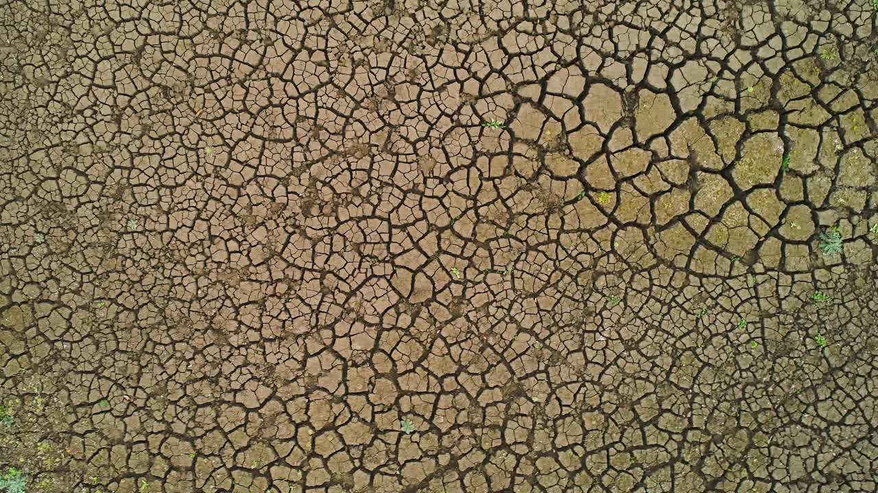 건조한 균열 된 땅