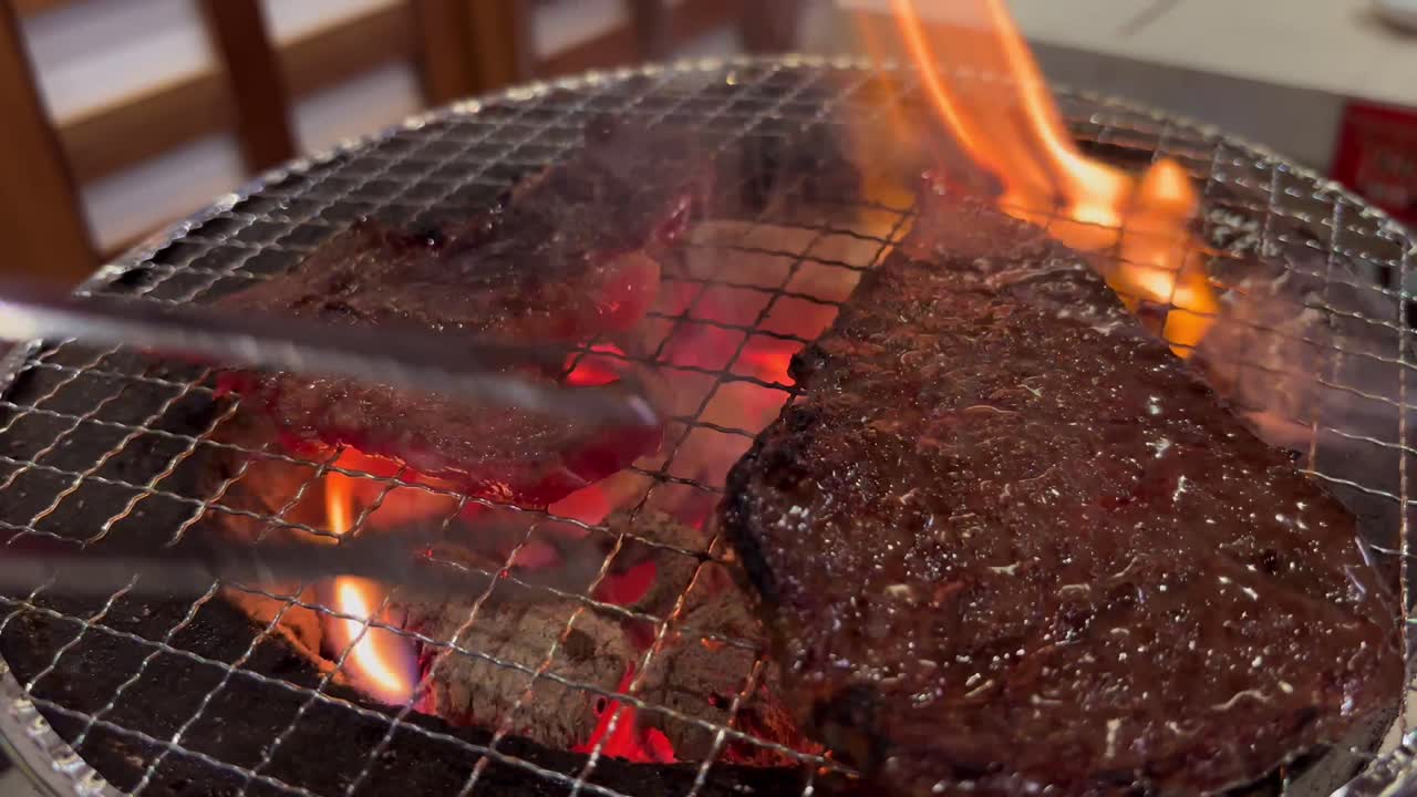 wagyu bbq 고기 나무 석탄 위에 그리고 그레이트에 불