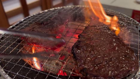 Wagyu-BBQ-Rindfleisch-über-Der-Holzkohle-Und-Dem-Feuer-Auf-Dem-Rost