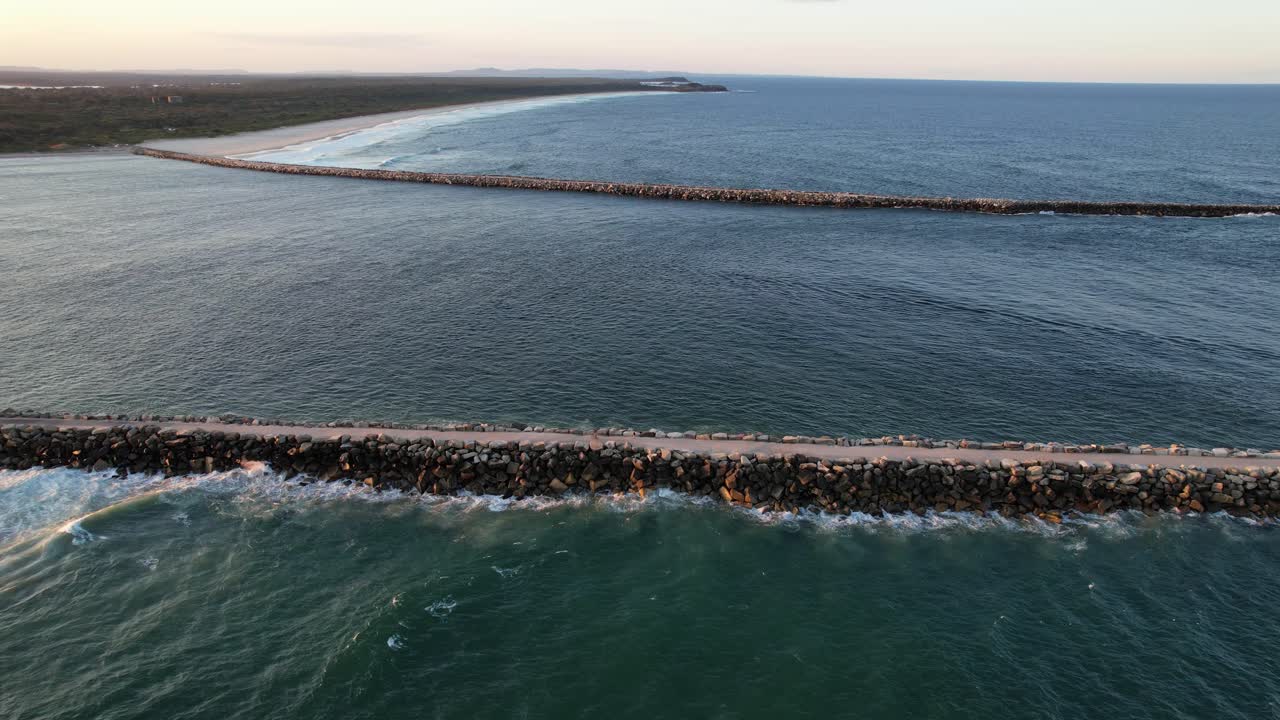 Fiume Clarence tra i frangiflutti di Yamba e Iluka al crepuscolo nel Nuovo Galles del Sud, Australia