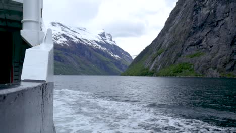 vista desde un barco de viaje en un fiordo noruego