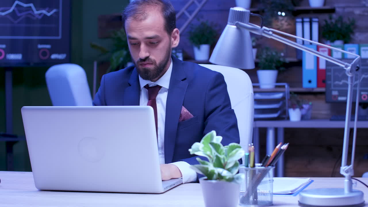 Hombre que trabaja en la computadora portátil en la oficina