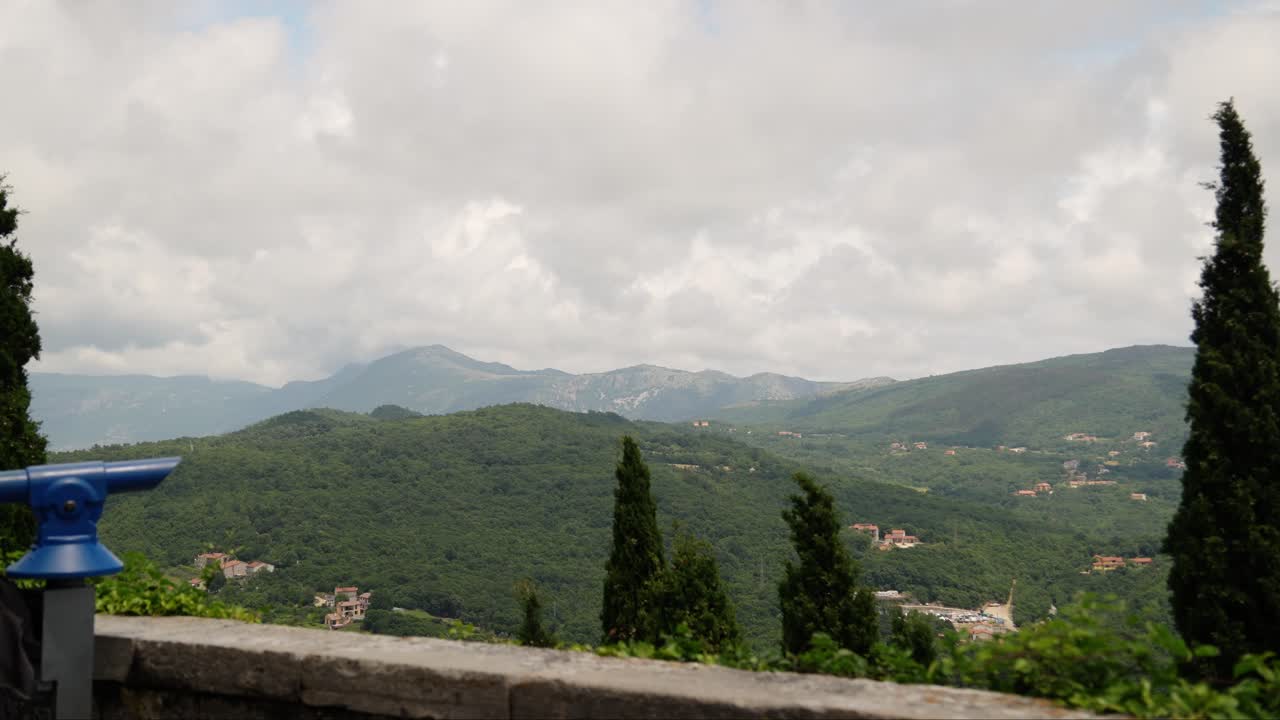 산, 나무 및 시골 집과 함께 놀라운 초원 풍경