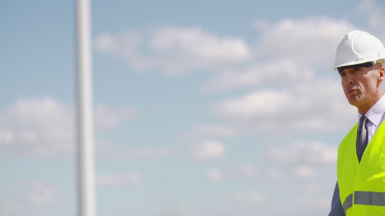 ingeniero usando tableta digital 11