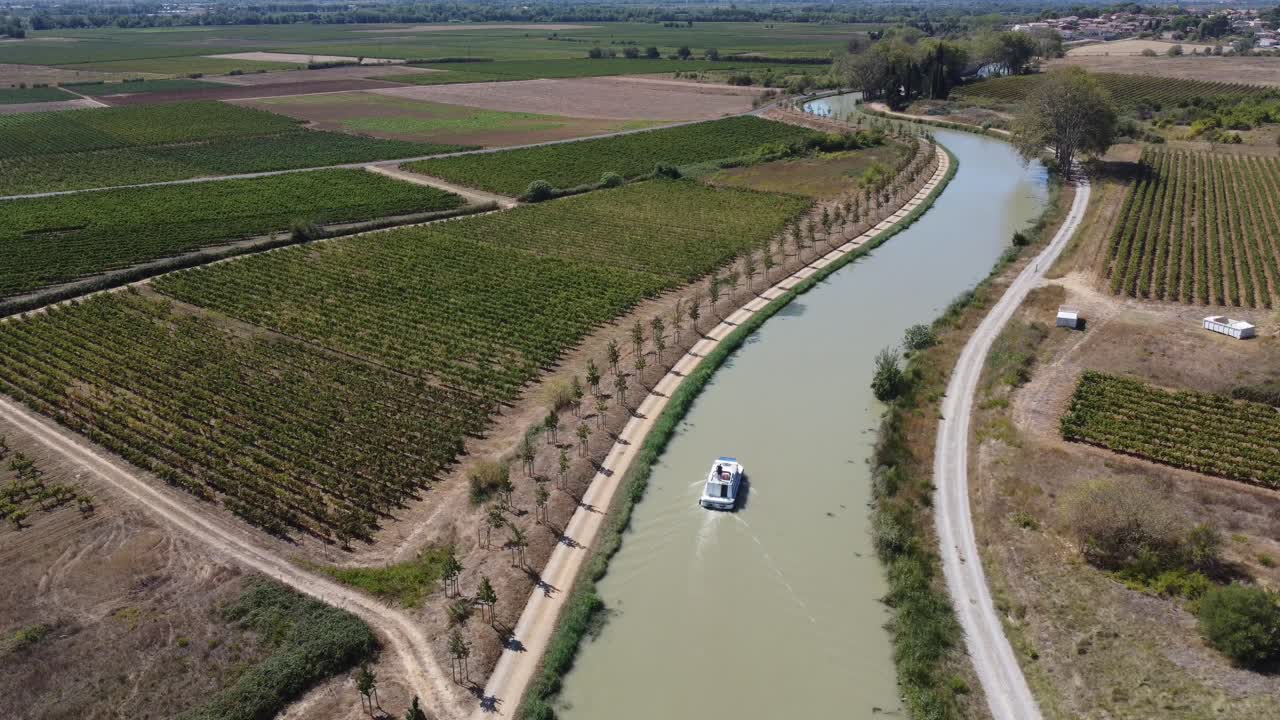 Navigare attraverso i vigneti del sud della Francia.