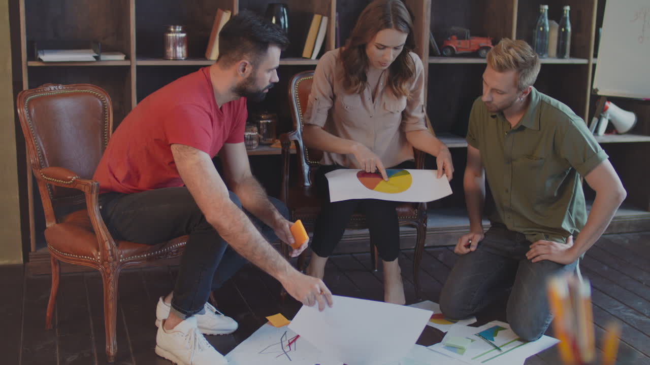 группа маркетингового планирования анализирует рыночную статистику. творческая деловая встреча