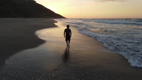 Caminando-Playa-Puesta-De-Sol-Drone-Aéreo