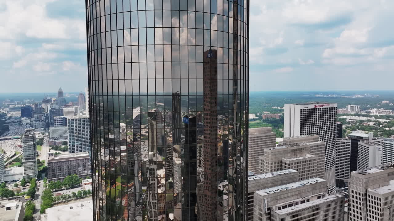 летать вокруг современного небоскреба