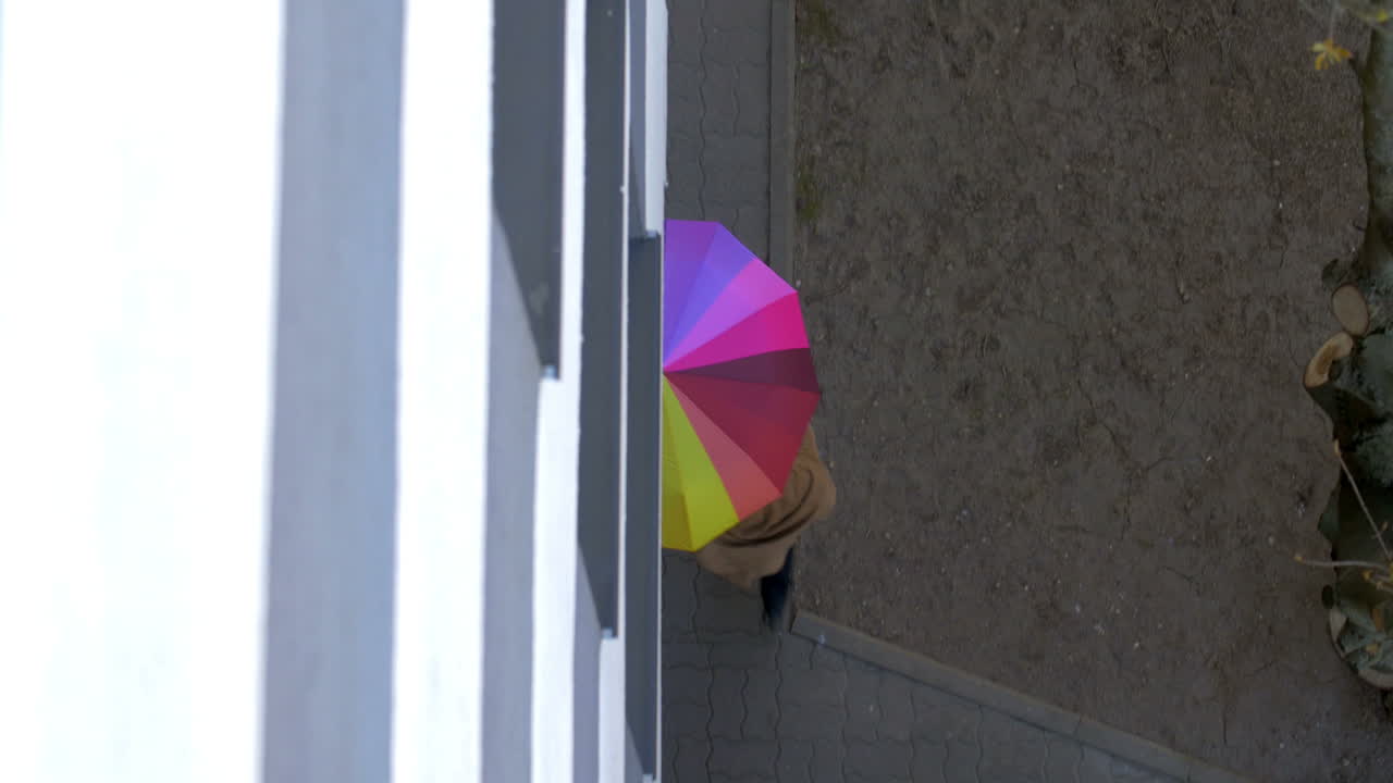 다채로운 우산 에 있는 남자와 여자