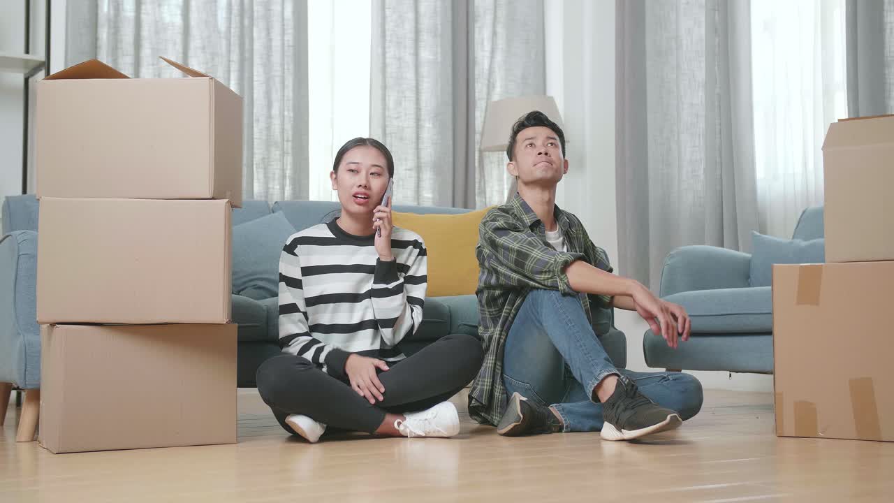 커플이 새로운 집으로 이사합니다.