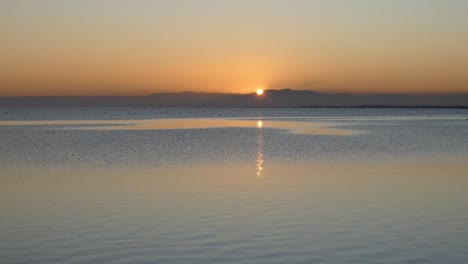 hermosa puesta de sol refleja colores vibrantes en un lago tranquilo - lago ellesmere