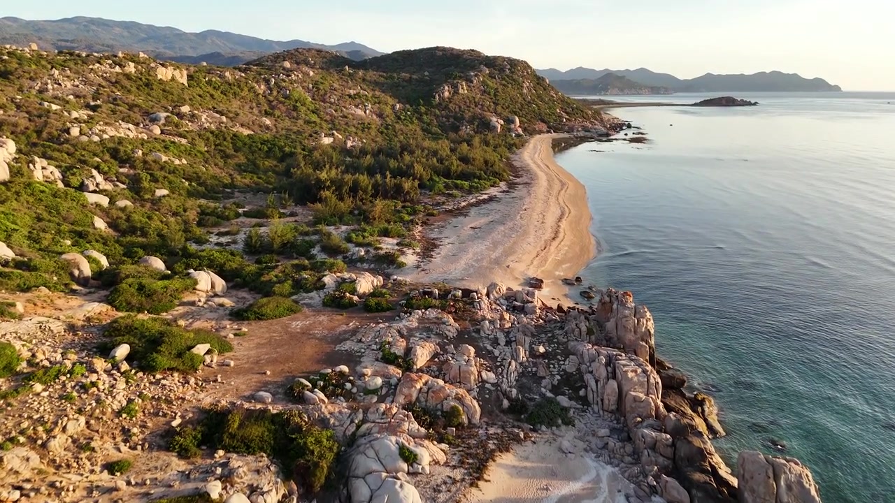 Spiagge incontaminate, parchi rocciosi ed ecosistemi unici rendono la provincia di Ninh Thuan la destinazione turistica meglio conservata nel Vietnam sud-orientale. Volo aereo lento lungo la costa rocciosa.