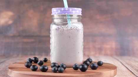 batido de arándanos en un frasco