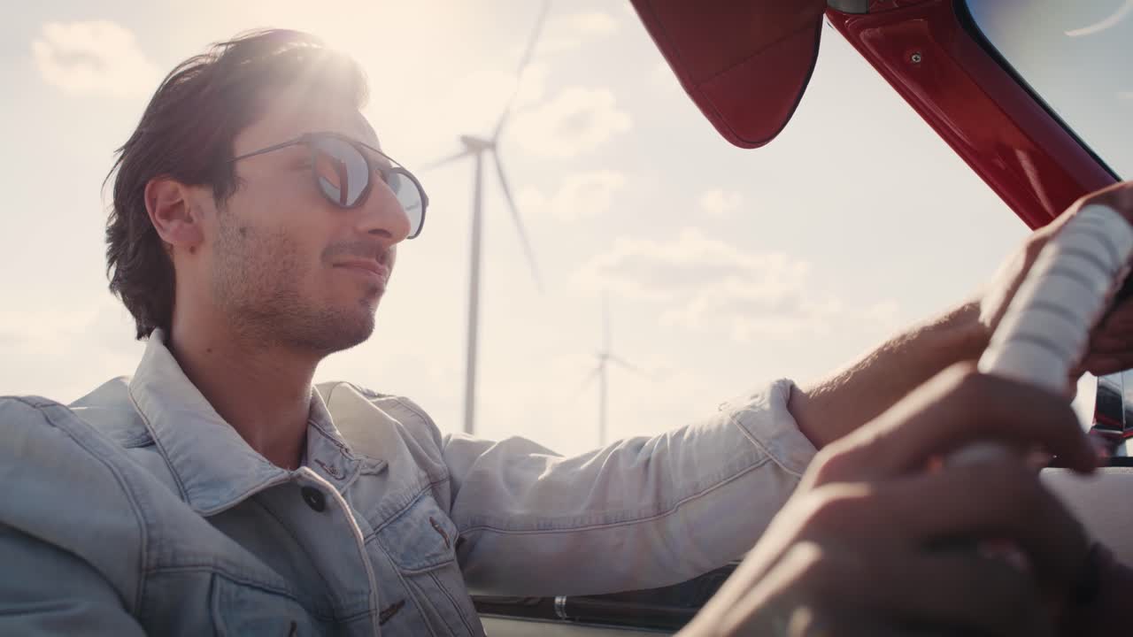 video de un hombre guapo conduciendo un descapotable