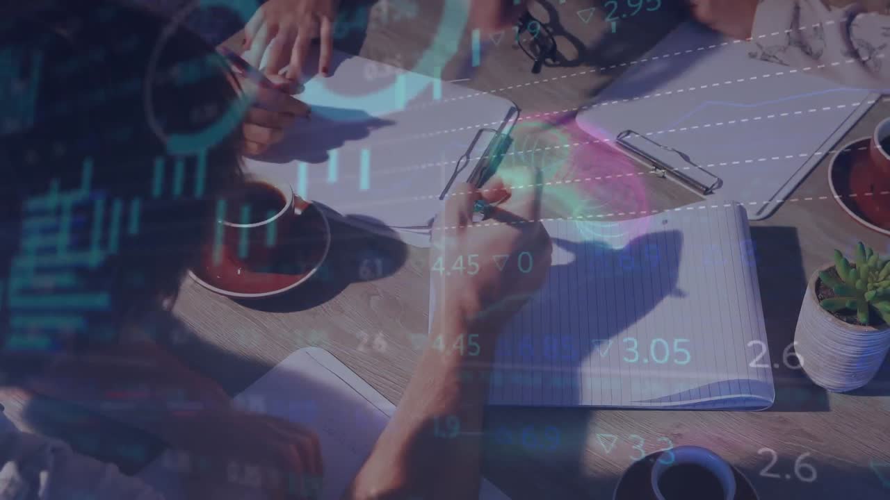 클립보드에서 토론하는 동료들의 중간 섹션에서 주식 시장 데이터 처리의 애니메이션
