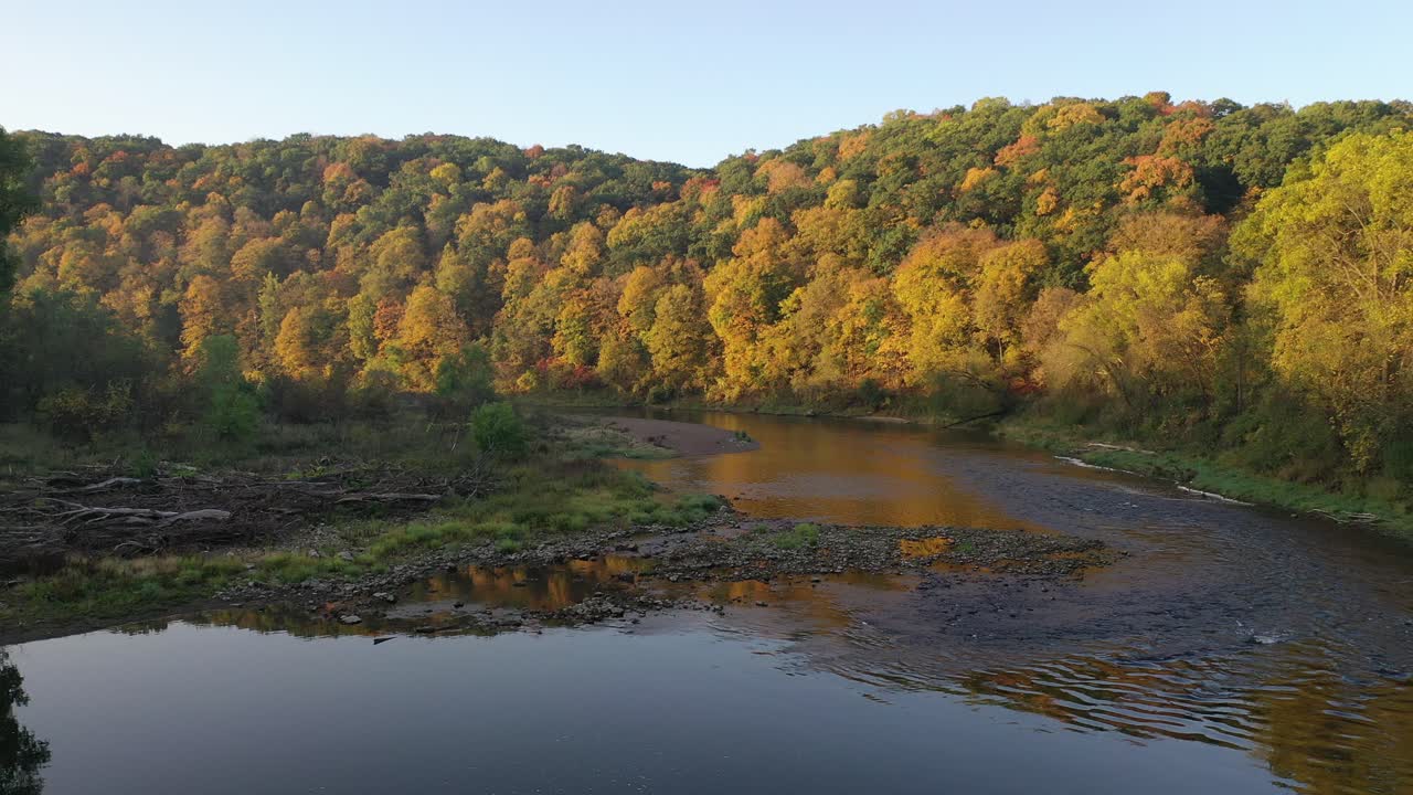다채로운 숲을 가로질러 휘어지는 가을의 강