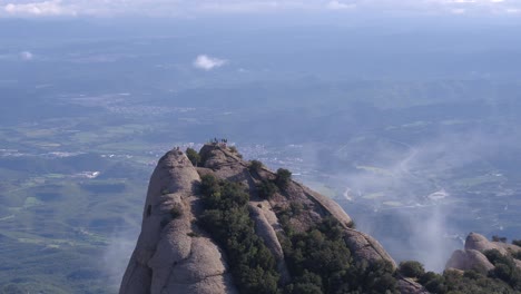 Gente-Encima-De-Montserrat,-Cataluña-En-España