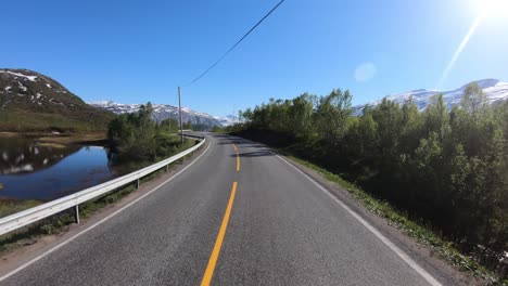 Punto-De-Vista-Del-Vehículo-Conduciendo-Un-Coche-En-Una-Carretera-En-Noruega