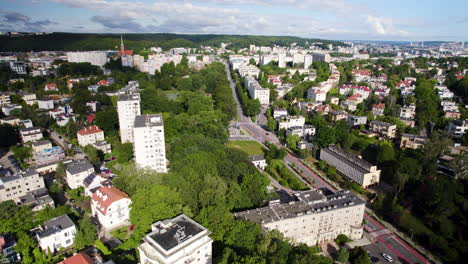 centro de la ciudad de gdynia a vista de pájaro, vuelo sobre edificios en polonia