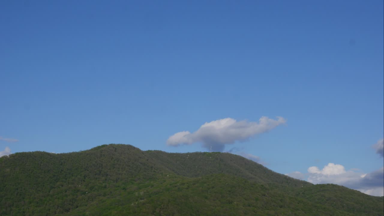 파란 하늘, 산 위의 하 구름, 부풀어오르는 색 구름, 큐러스 구름, 스케이프 타임스, 여름의 파란하늘, 극적인 웅장한 놀라운 파란색 하늘, 부드러운  구름의 형태, 구름의 타임 스 배경