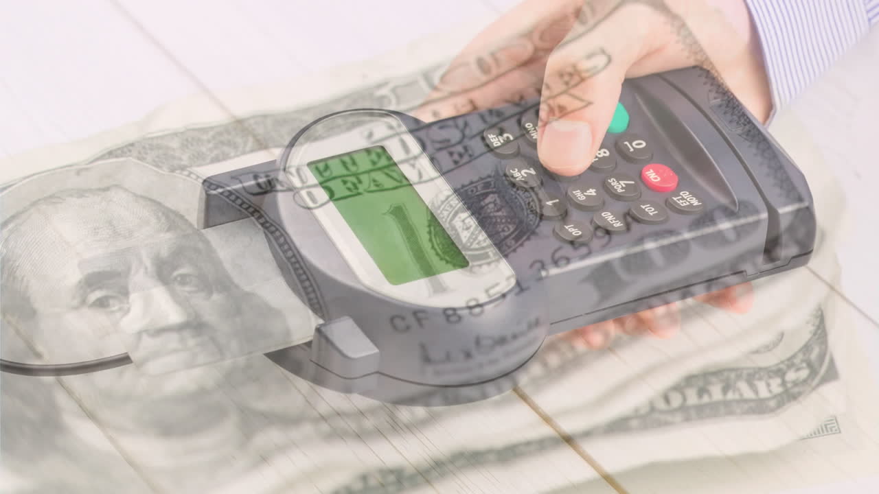 지불 터미널을 들고 있는 백인 남자의 손에 떨어지는 달러 지폐의 애니메이션