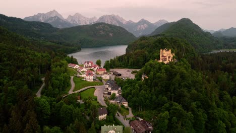 Am-Frühen-Morgen-Auf-Schloss-Hohenschwangau-Schloss-In-Der-Nähe-Des-Alpsees-Füssen-Im-Südwesten-Von-Bayern,-Deutschland-1