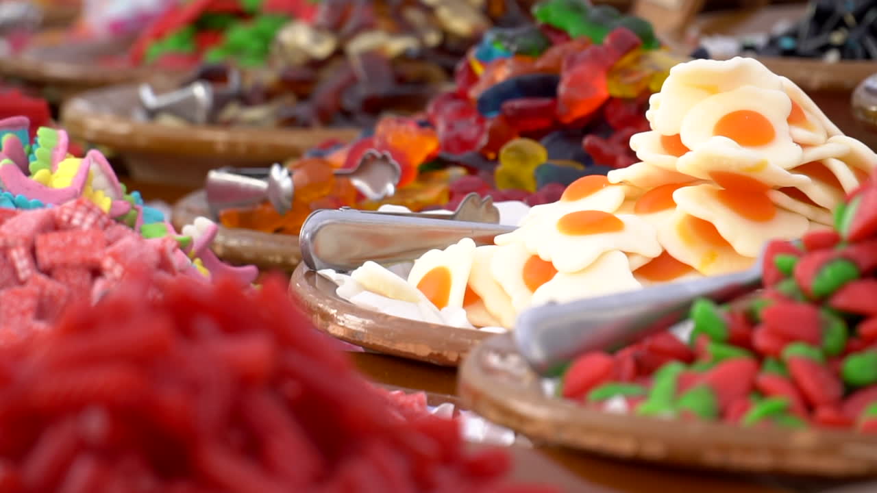 caramelos dulces con forma de fresas rojas a la venta en el mercado