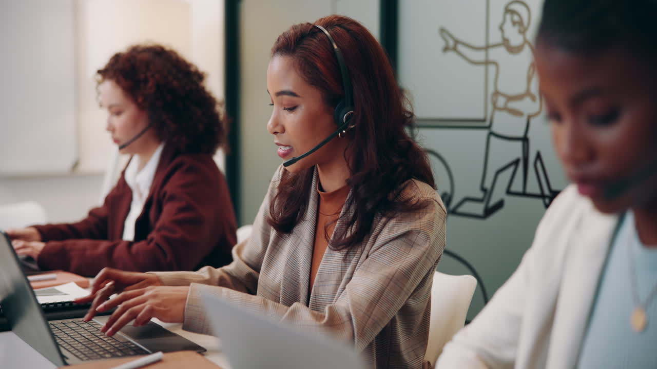 tres mujeres trabajando en un centro de llamadas
