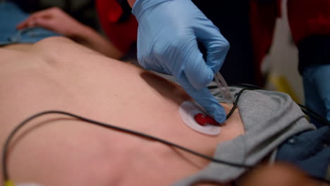 vista de cerca de un paramédico con guantes proporcionando ayuda médica