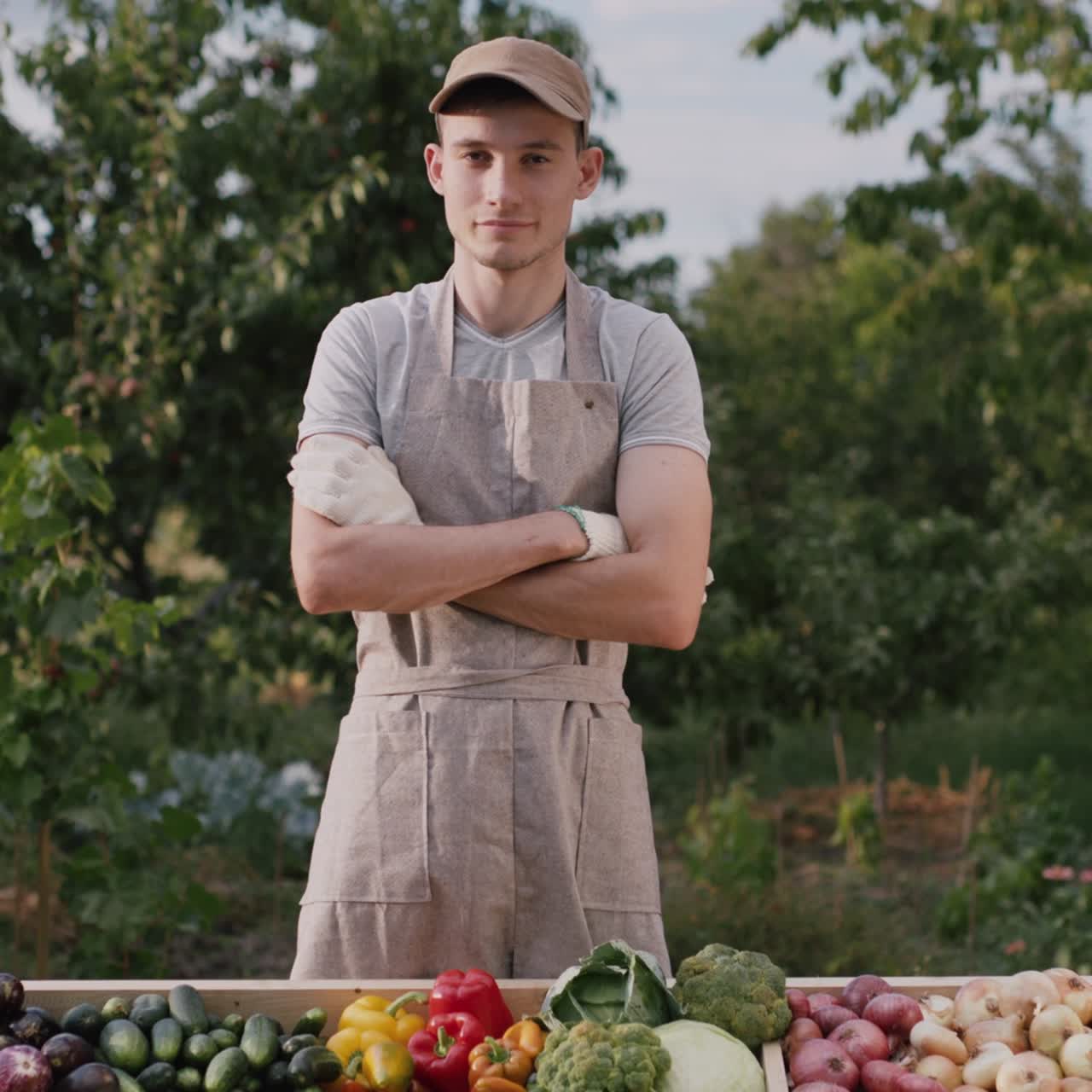 granjero feliz detrás del mostrador con verduras
