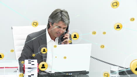 animación del procesamiento de datos financieros sobre un empresario caucásico en un teléfono inteligente