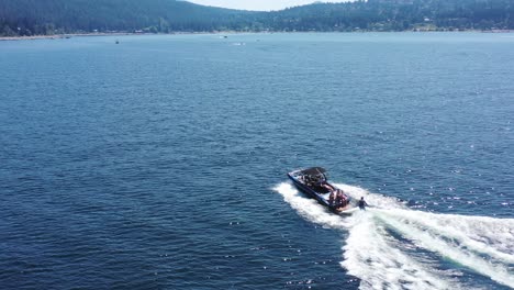 Acción-De-Wakeboard-En-Blind-Bay,-Lago-Shuswap:-Aventura-En-El-Agua