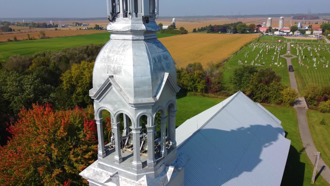 drone disparó sobre una capilla comunitaria, mostrando las campanas de la iglesia, el cementerio y las granjas circundantes, ubicadas en montreal, quebec en canadá