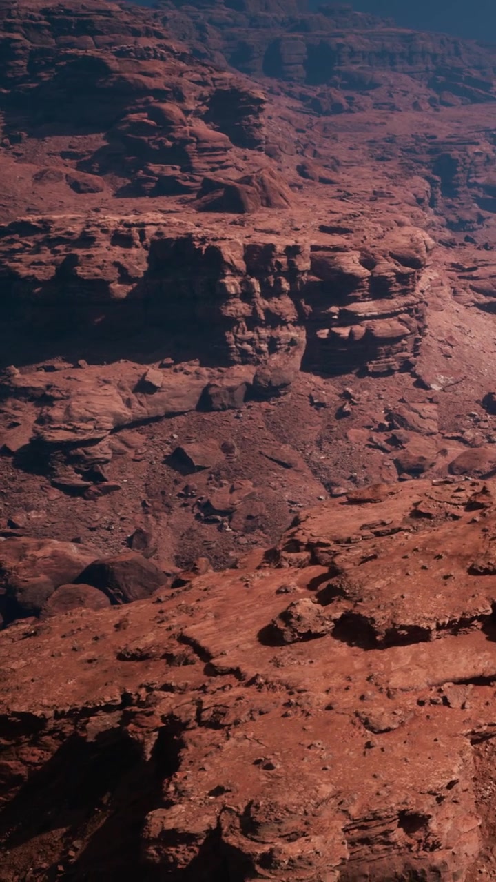 Formazioni rocciose e vasto paesaggio al tramonto in un'area desertica rossa