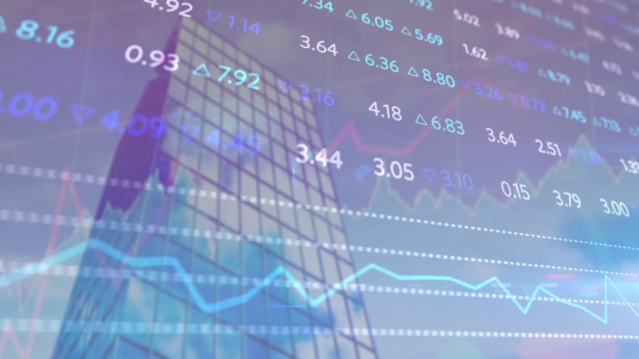 animación de gráficos y tablero de negociación sobre vista de ángulo bajo del edificio contra el cielo nublado