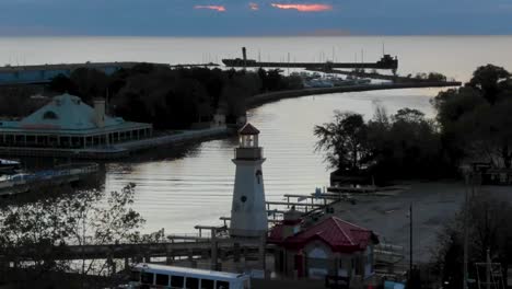 toma aérea acercándose y volando lejos del faro en el lago ontario