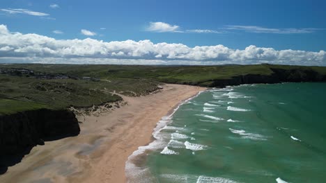 Bahía-De-Holywell-En-La-Hermosa-Cornualles-Con-Vistas-Panorámicas-Desde-Un-Dron-Aéreo-En-Un-Día-Soleado,-Reino-Unido