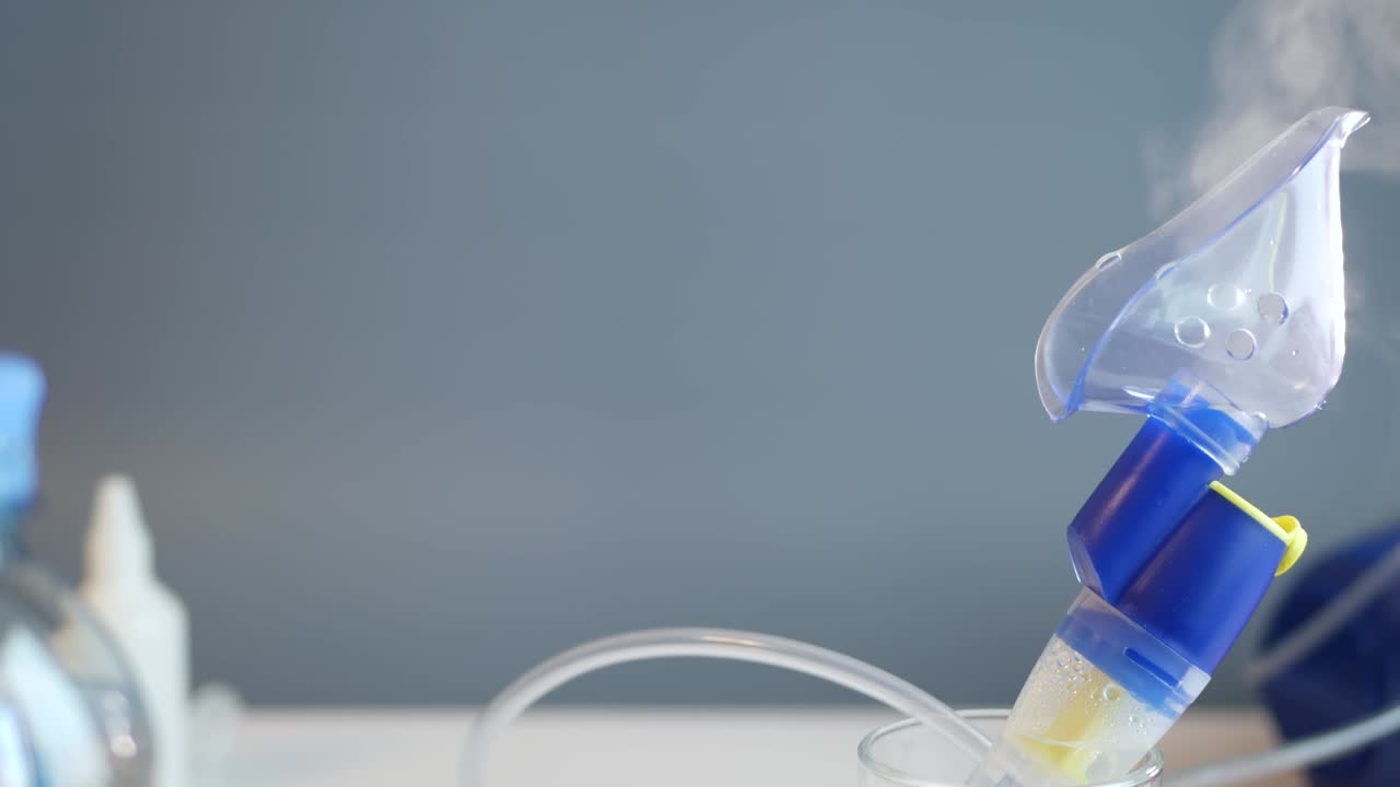 кислородная маска небулайзера, медицинское оборудование для лечения пневмонии, ковида, sars и бронхита. цикл видео. ингалятор, восстановление респираторных легочных заболеваний. терапия гриппа, кашля и бронхиальной астмы