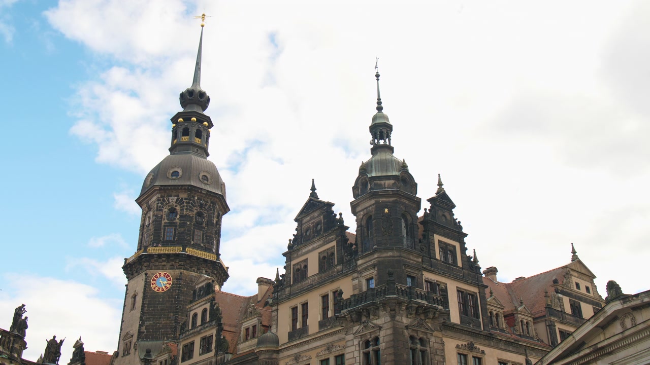 Primo piano della Hofkirche di Dresda e Hausmannsturm, Sassonia, Germania, Cattedrale della Santissima Trinità