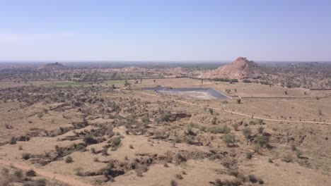 Wertloses-Land-In-Rajasthan,-Indien-An-Einem-Sonnigen-Tag---Schwenkaufnahme-Aus-Der-Luft