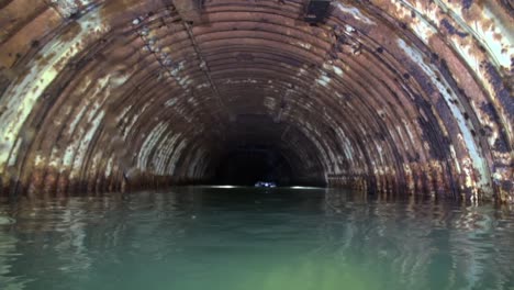 les tunnels de silo de missiles à moitié inondés permettent une plongée aventureuse