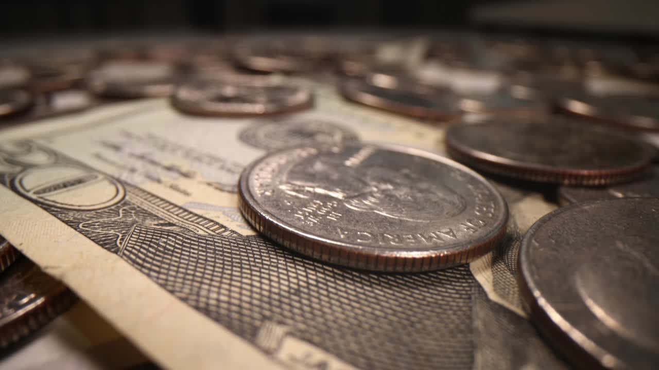 muchas monedas y billetes de dólar primer plano película 4k en cámara lenta