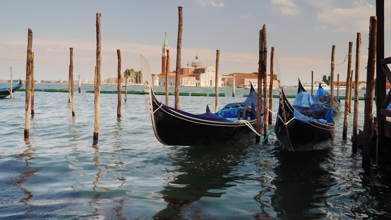 Thuyền Gondola Venice buộc vào cọc