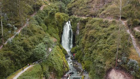 Vista-En-Cascada-De-La-Cascada-De-Peguche-En-Otavalo