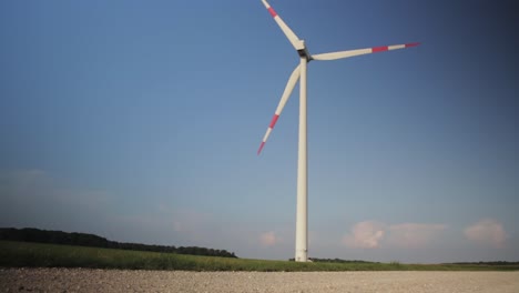 toma amplia de un molino de viento giratorio en el campo
